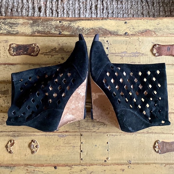 RACHEL RACHEL ROY SUEDE LEATHER BOOT BLACK CUTOUT WEDGE BOOTIES 9 M - Picture 3 of 11